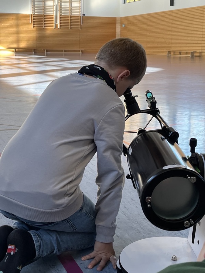 Schüler:innen begeistert beim Fernrohrtest